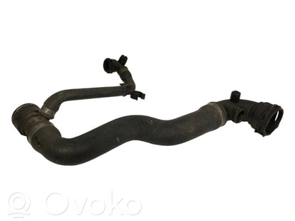 Caurulīte (-es) / šļūtene (-es)