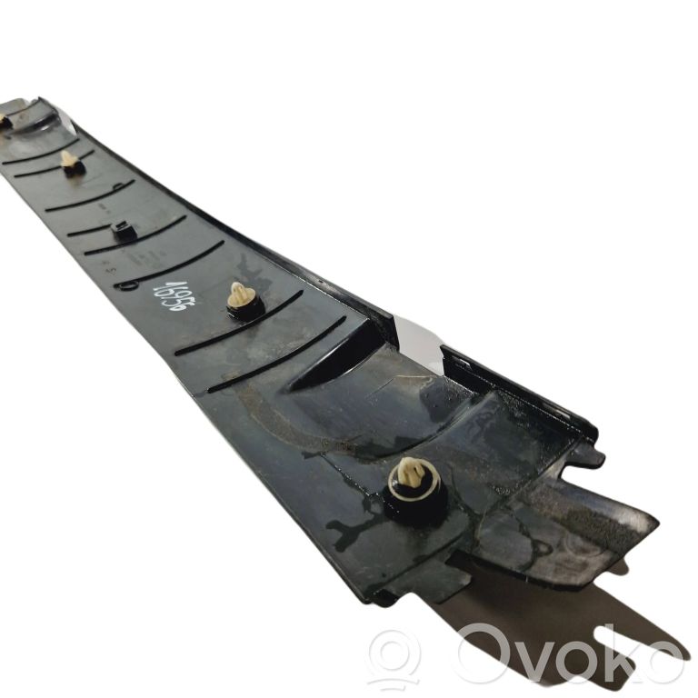 Bagāžnieka sliekšņa dekoratīvā apdare