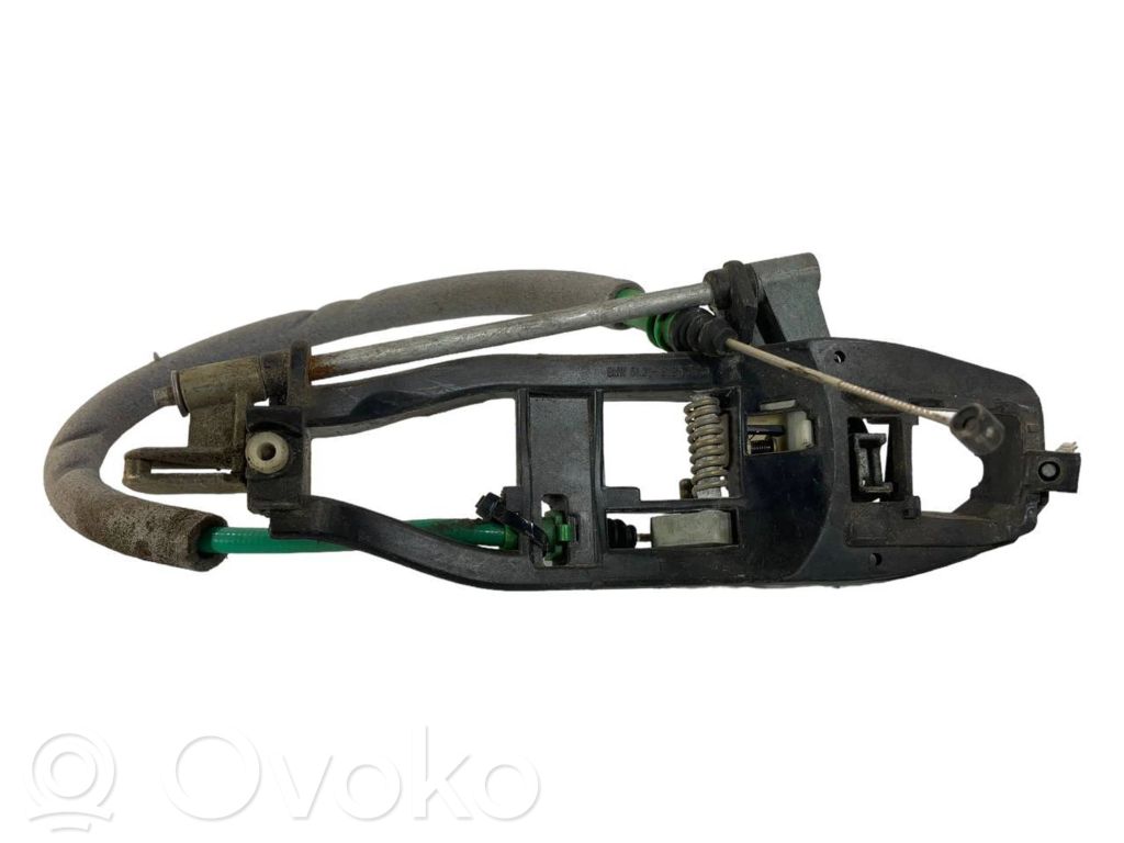 Priekšpusē turētājs / kronšteins ārējam atvēršanas rokturim