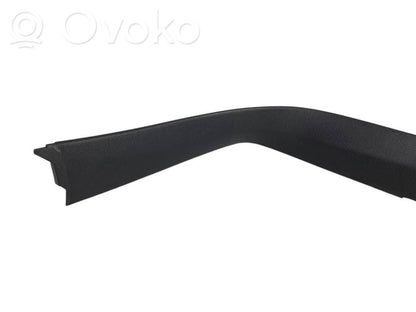 Augšējā dekoratīvā apdare (pie loga)