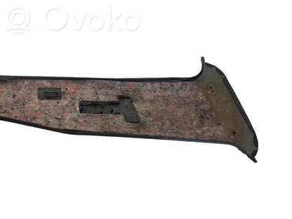 (B) декоративная отделка стойки (внизу)