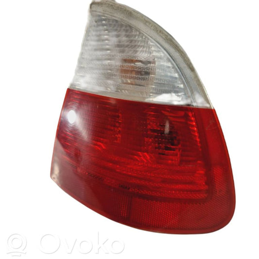 Задний фонарь в кузове