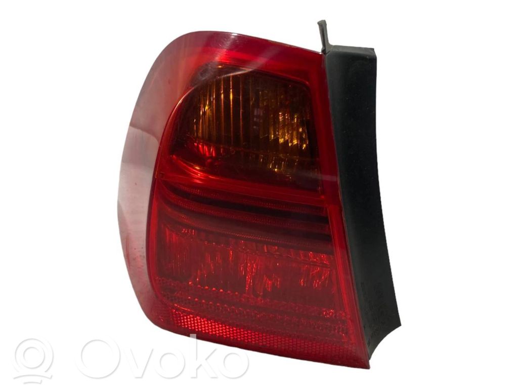 Aizmugurējais lukturis virsbūvē