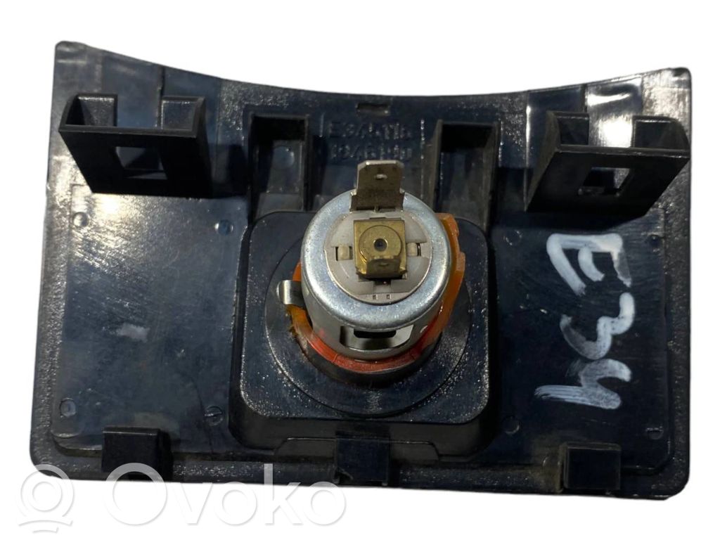 Cigarešu aizdedzināmais aizmugurē