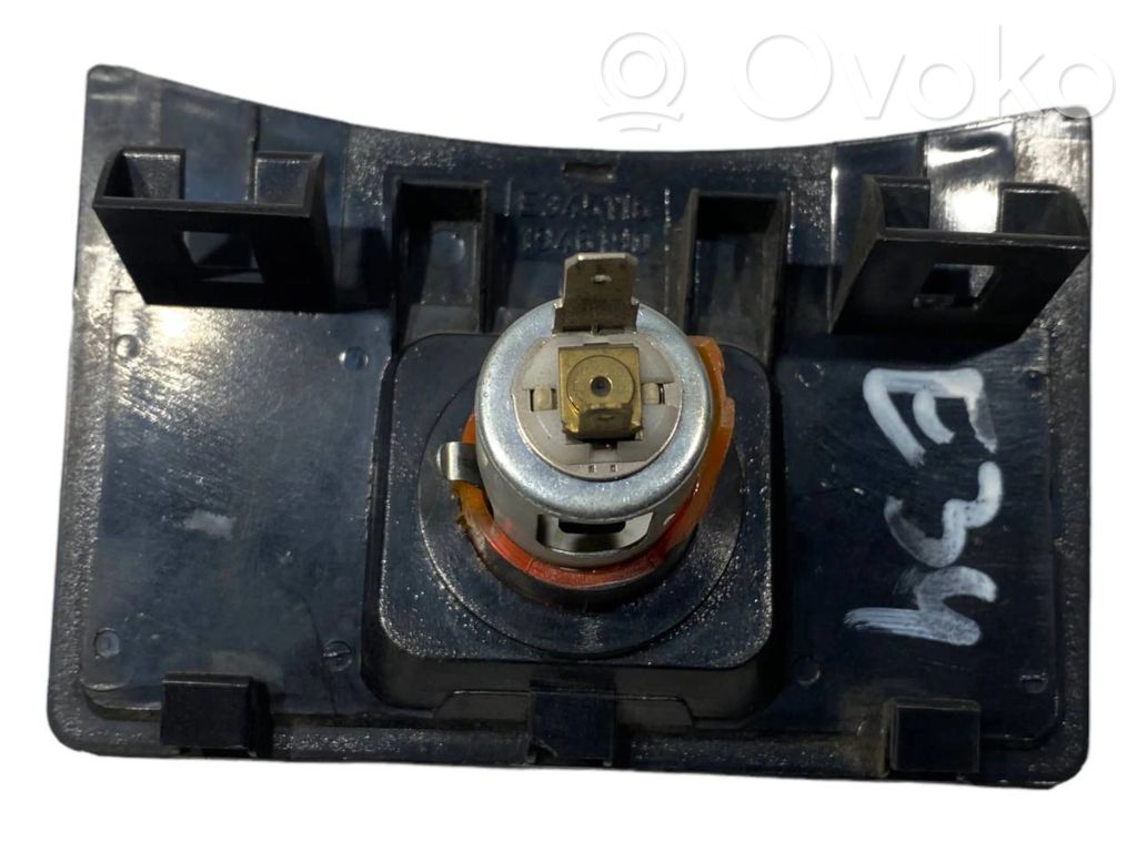 Cigarešu aizdedzināmais aizmugurē