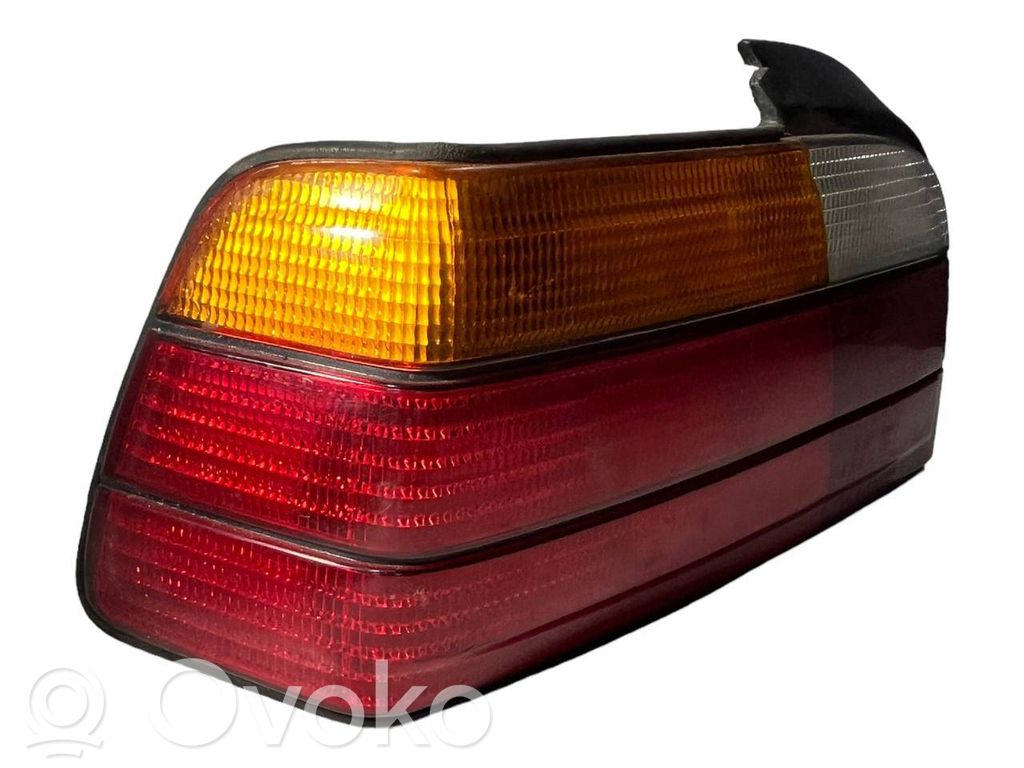 Aizmugurējais lukturis virsbūvē