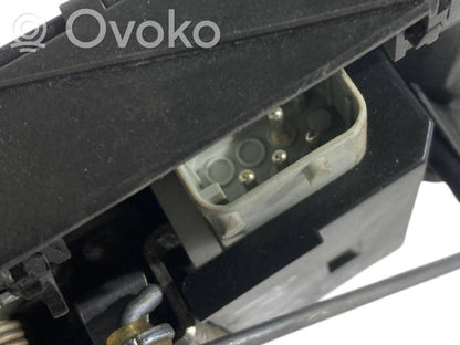 Priekšpusē slēdzene