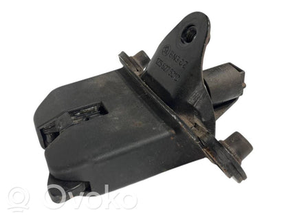 Aizmugurējā pārsega slēdzene