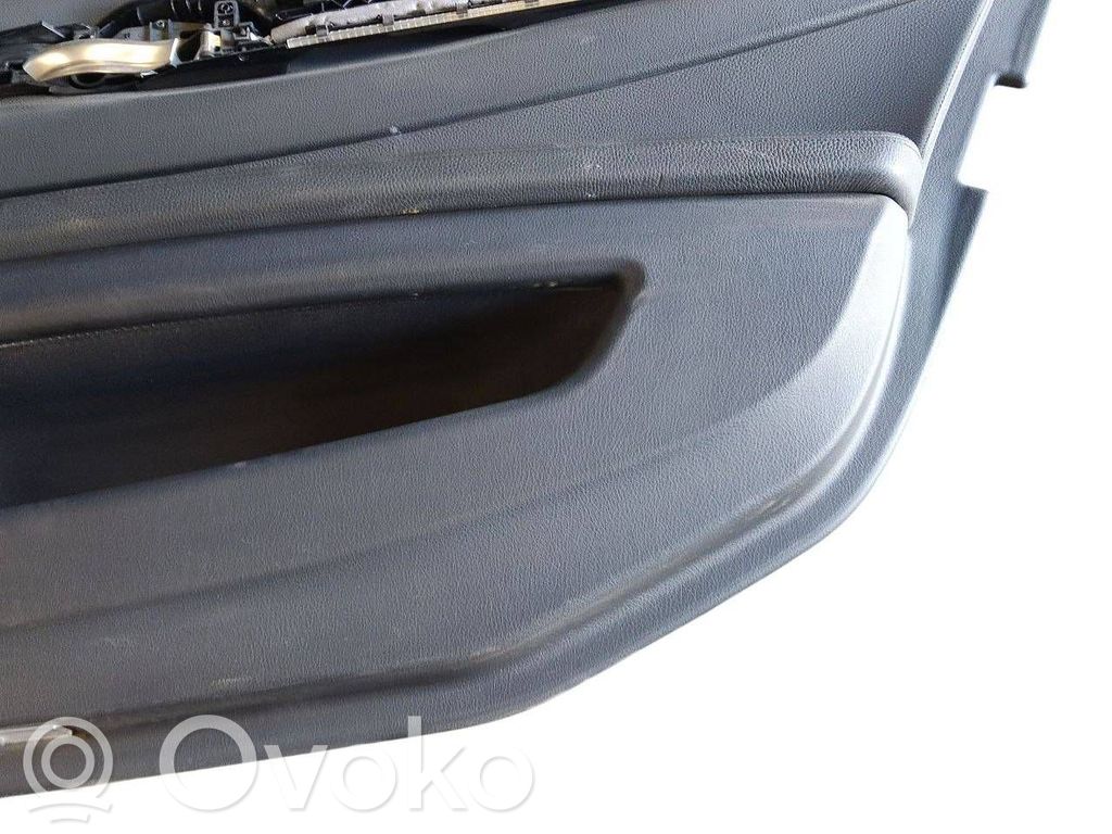 Apšuvums aizmugurējām durvīm