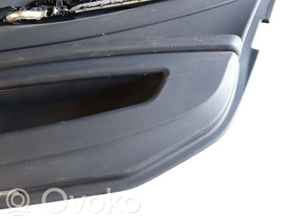 Apšuvums aizmugurējām durvīm