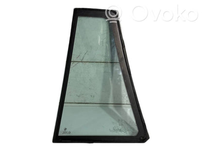 Маленькое стекло "А" в задней двери