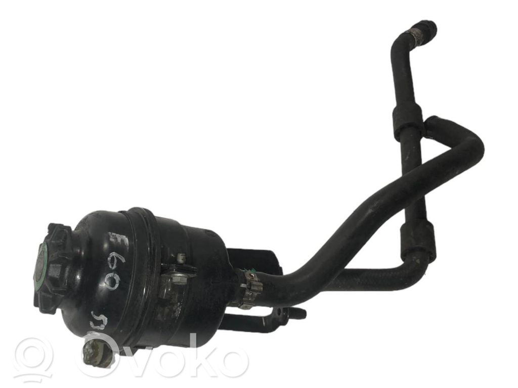 Stūres pastiprinātāja šķidruma tvertne