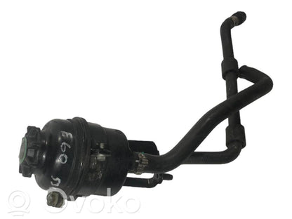 Stūres pastiprinātāja šķidruma tvertne