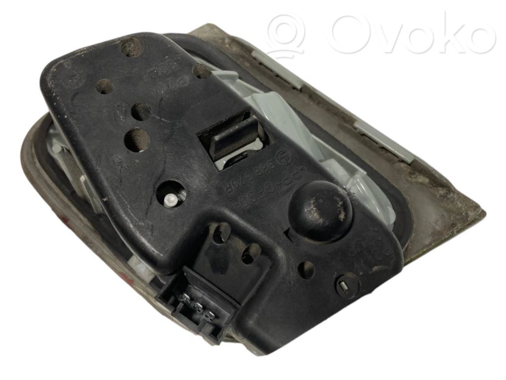 Aizmugurējais lukturis pārsegā