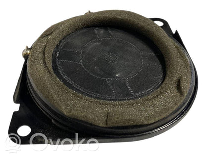 Skaļrunis (-i) priekšējās durvīs