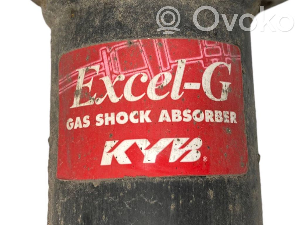 Priekšpusē amortizators ar atsperi