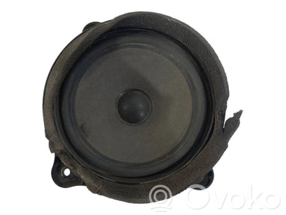 Speaker(s) in front door