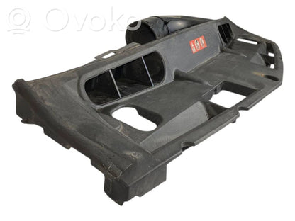 Dzinēja pārsega slēdzenes dekoratīvā apdare