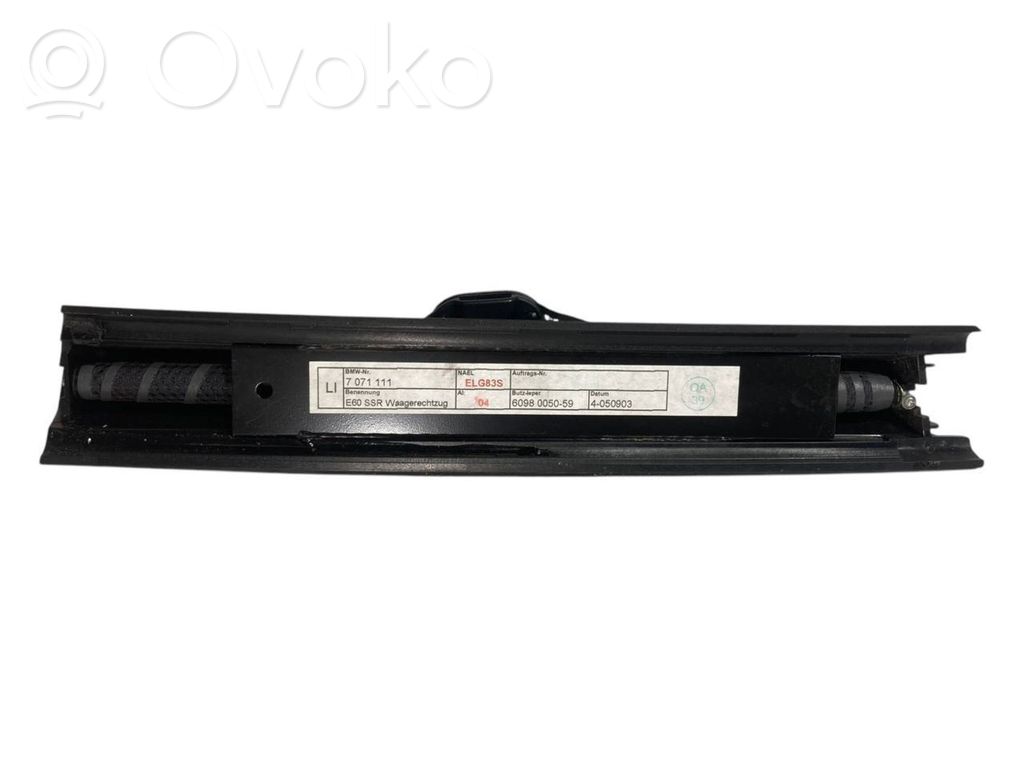 Aizmugurē logu aizkars