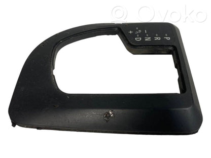 Ātrumu pārslēgšanas sviras dekoratīvā apdare (plastmasas)