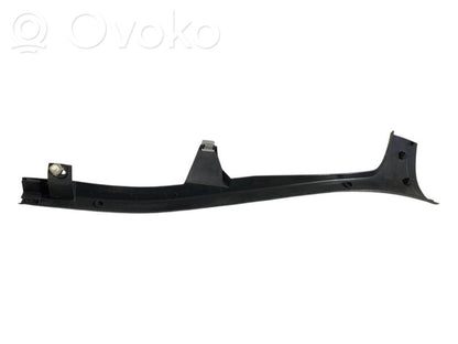 Sānu dekoratīvā apdare pie aizmugurējā sēdekļa (augšdaļa)