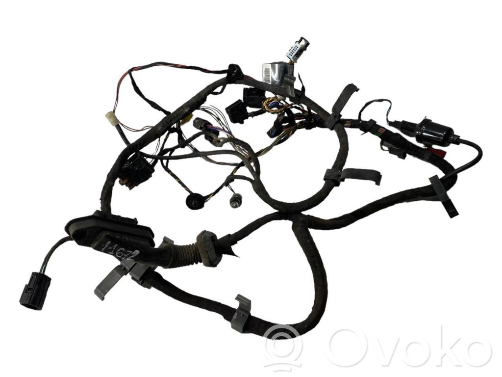 Aizmugurējo durvju vadu instalācija