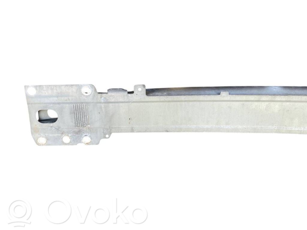 Priekšpusē bampera sija / balka