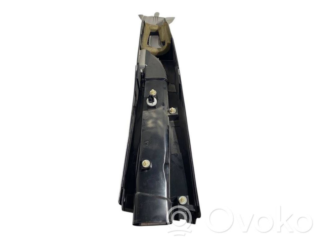 (B) statņa dekoratīvā apdare (augšdaļa)