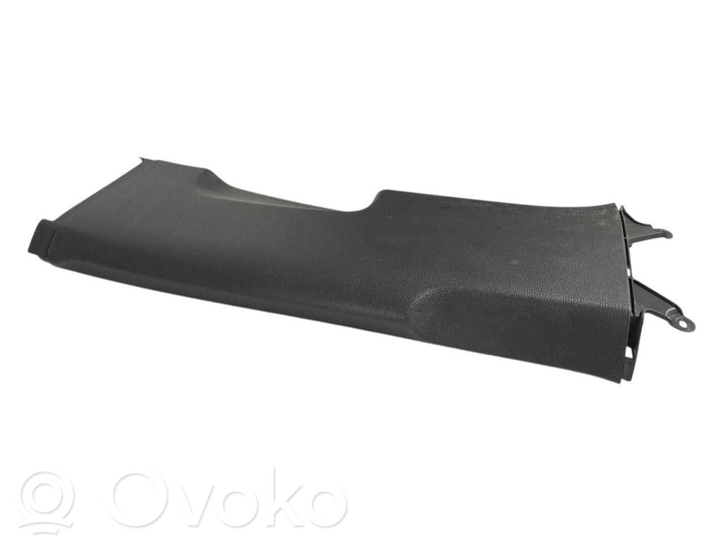 (B) statņa dekoratīvā apdare (apakšdaļa)