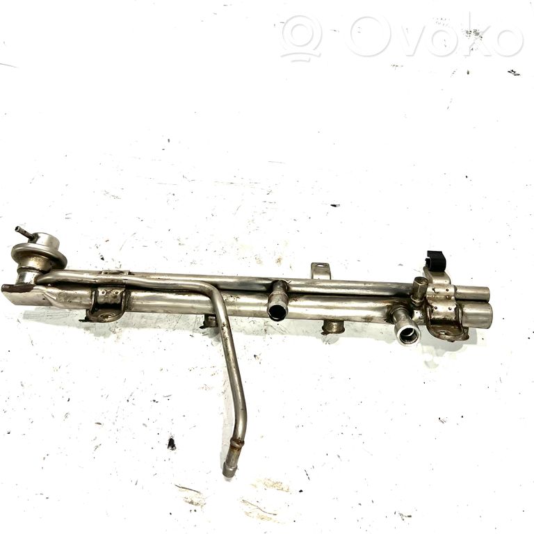 Fuel main pipe