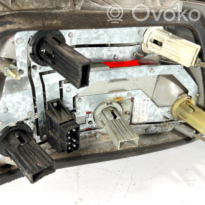 Aizmugurējais lukturis virsbūvē