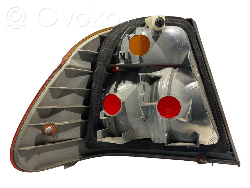 Aizmugurējais lukturis virsbūvē