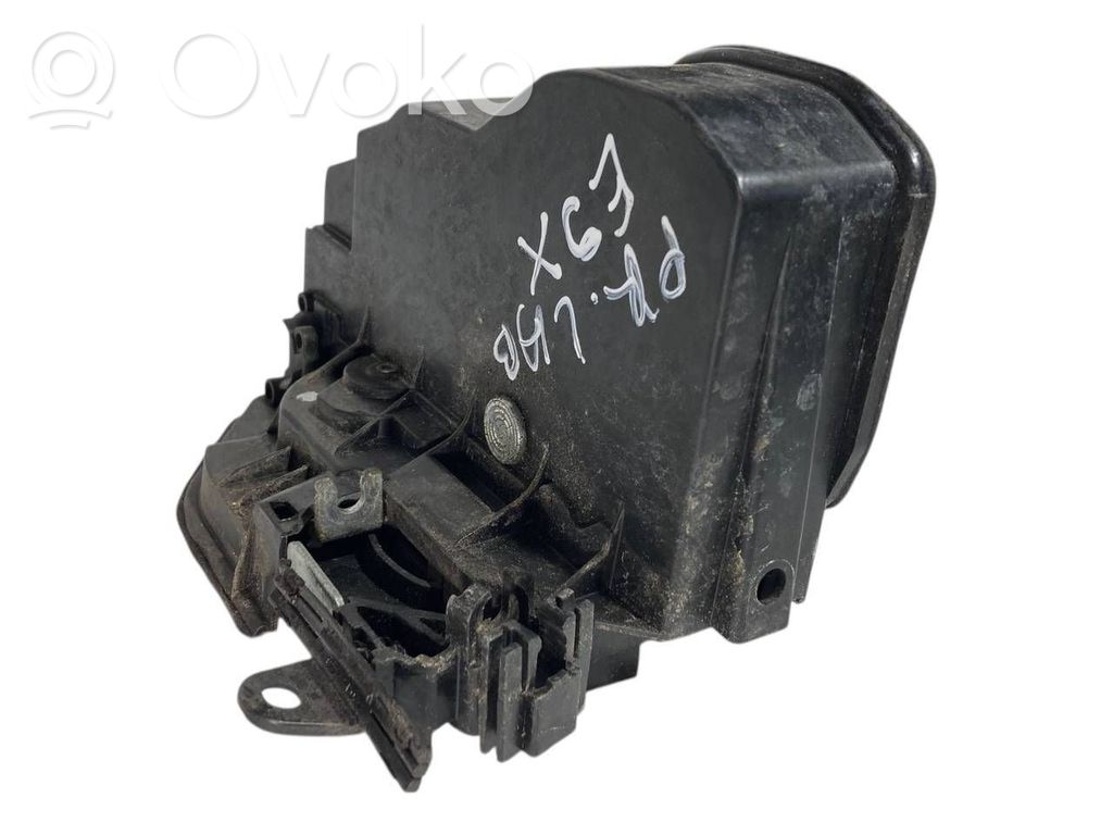 Priekšpusē slēdzene