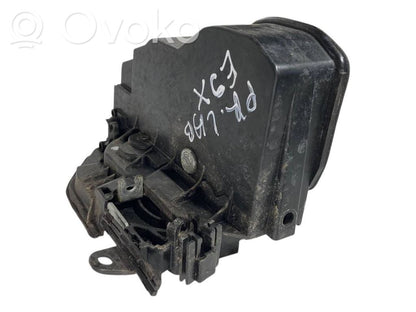 Priekšpusē slēdzene