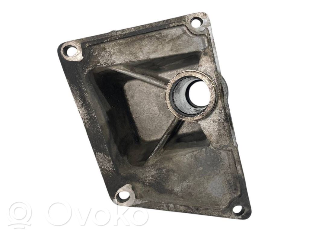 Pusass sakabes gultņa stiprinājums