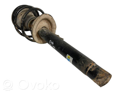 Priekšpusē amortizators ar atsperi