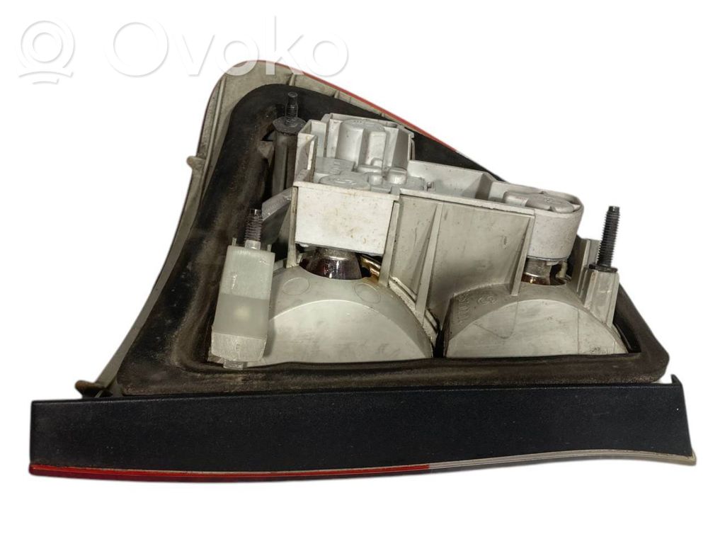 Aizmugurējais lukturis virsbūvē