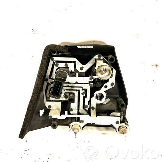 Держатель крышки заднего фонаря