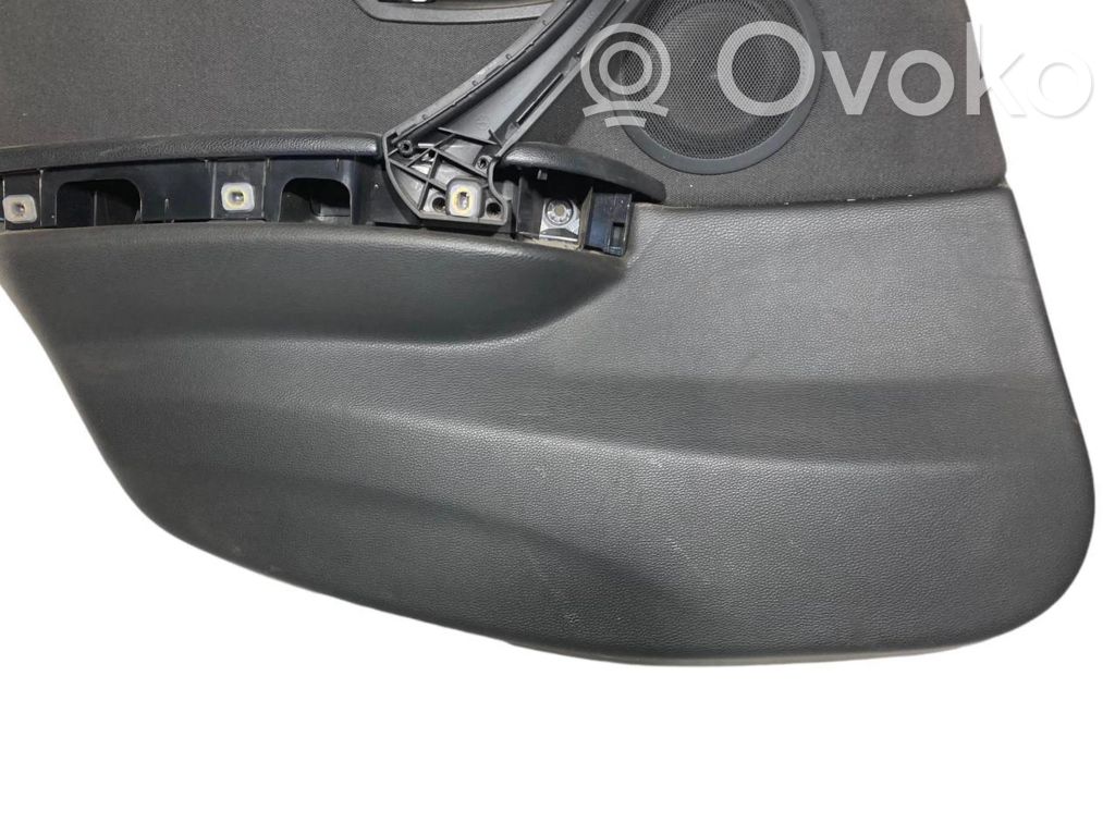 Apšuvums aizmugurējām durvīm