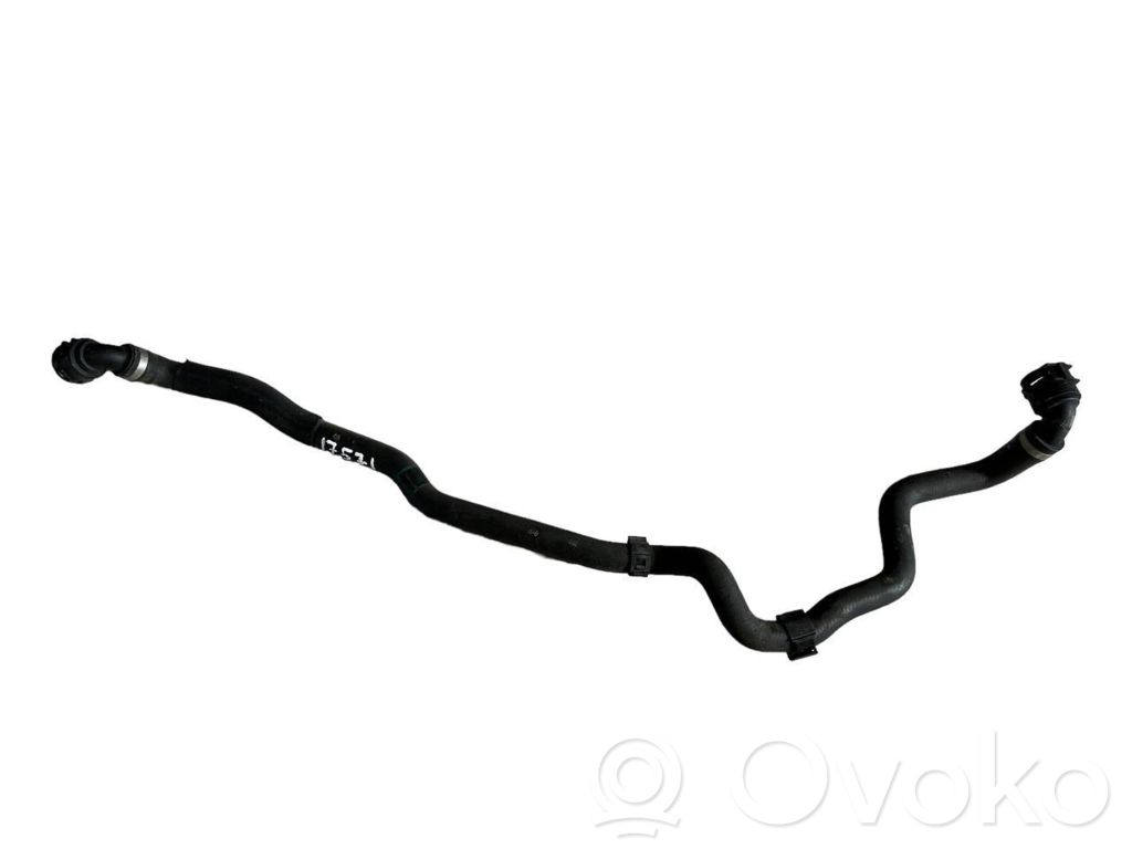 Caurulīte (-es) / šļūtene (-es)