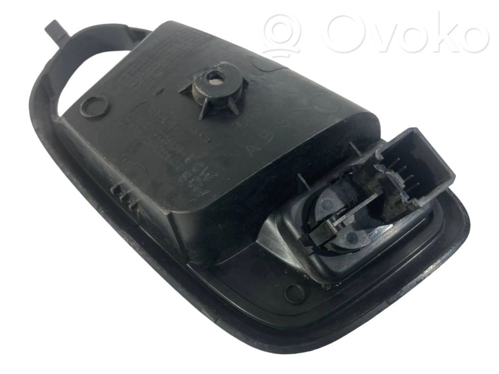 Priekšpusē durvju roktura vāciņš