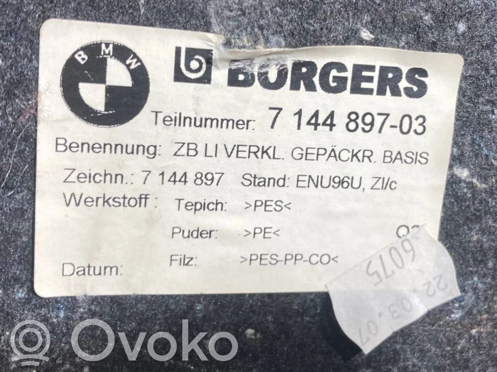 Нижняя панель отделки багажника