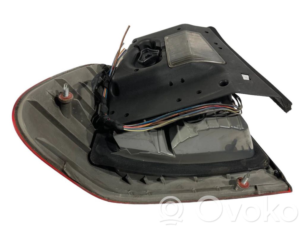 Aizmugurējais lukturis virsbūvē