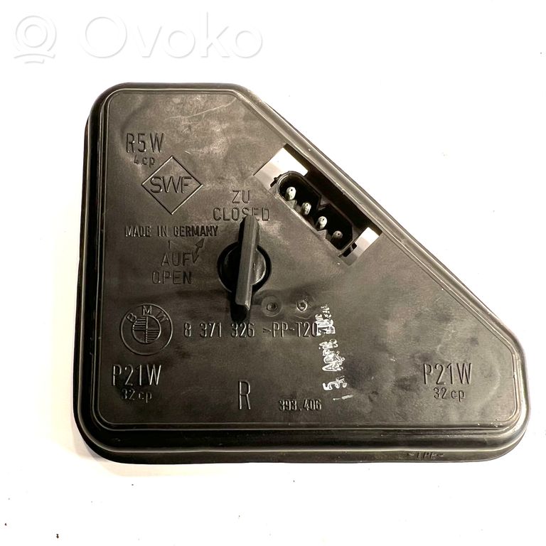 Держатель крышки заднего фонаря