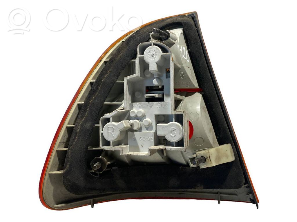 Aizmugurējais lukturis virsbūvē