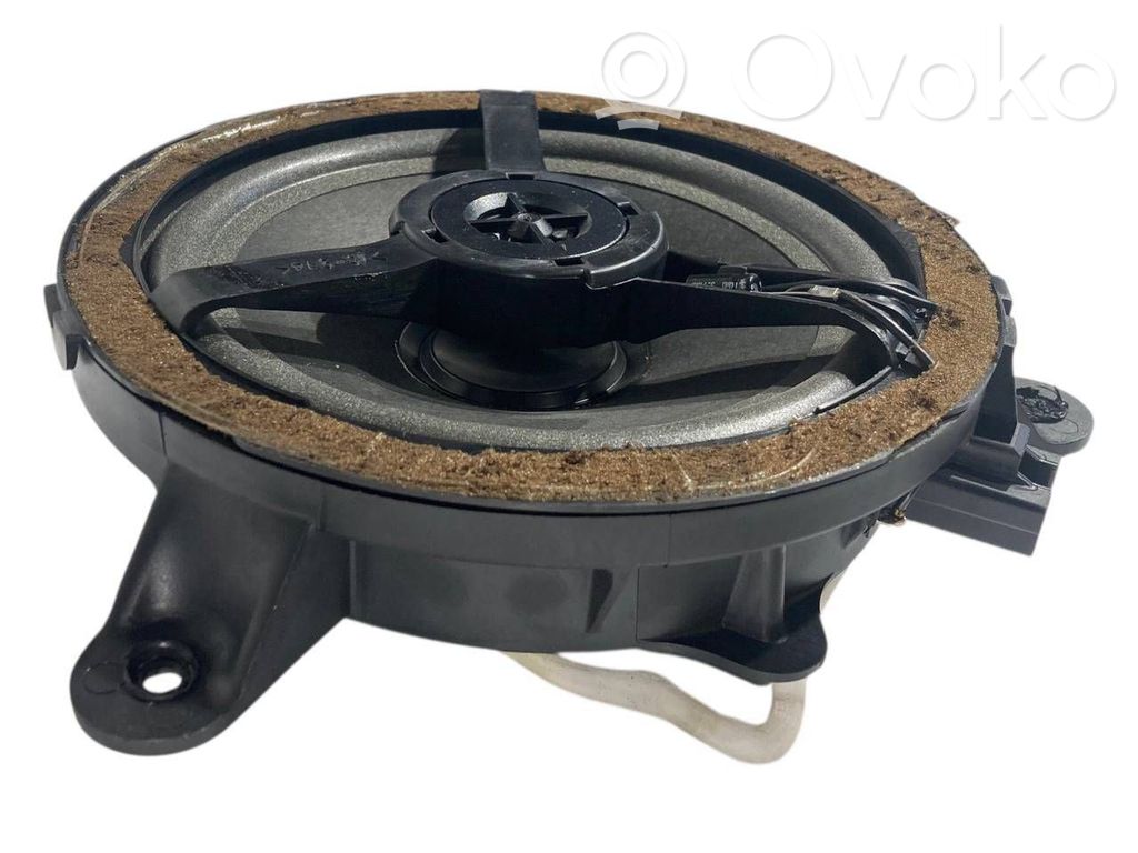 Skaļrunis (-i) pakaļējās durvīs