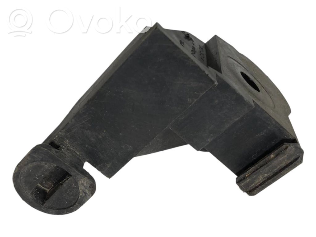 Priekšpusē bampera turētājs