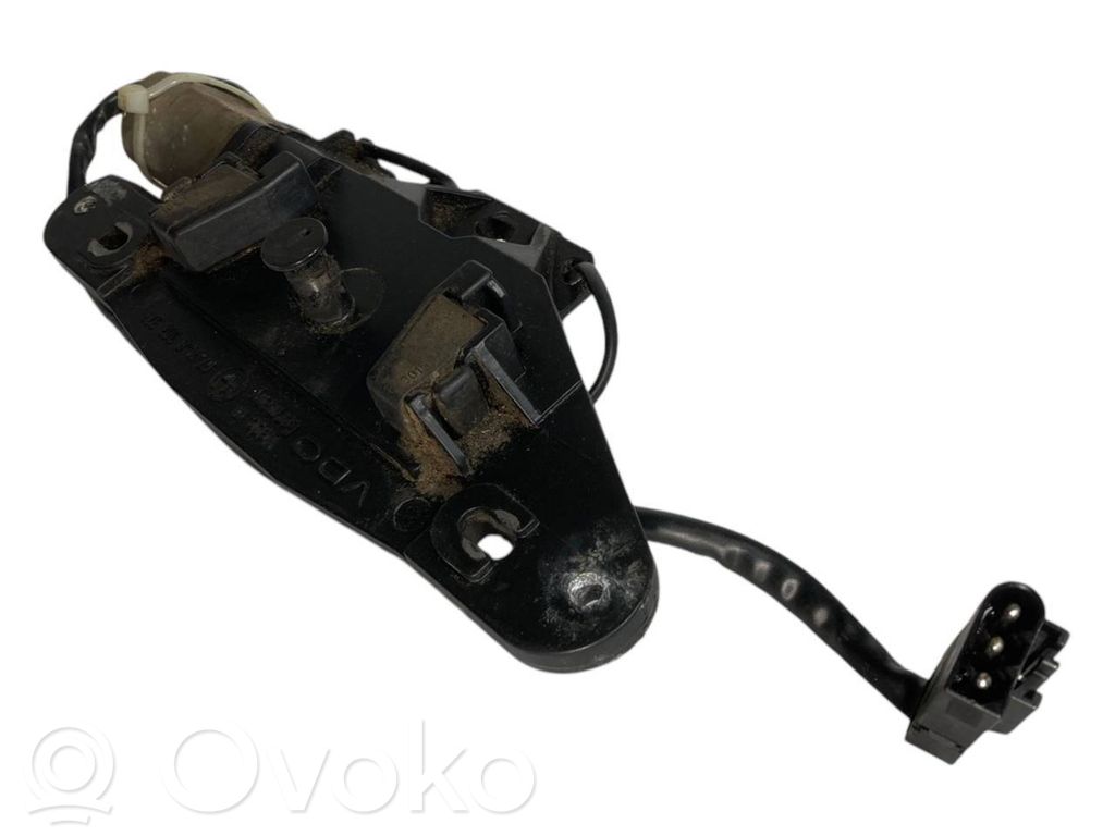 Aizmugurējā pārsega pievilcējs