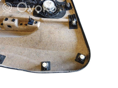 Apšuvums aizmugurējām durvīm