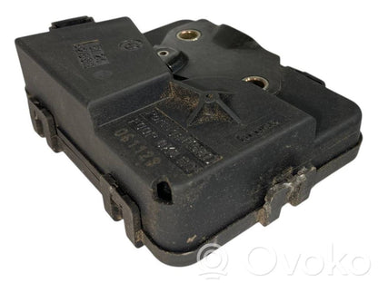 Aizmugurējā pārsega slēdzene